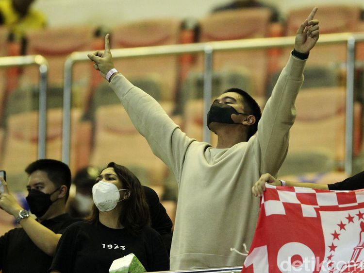 Gaya Kaesang Tonton Semifinal Persis vs Dewa United