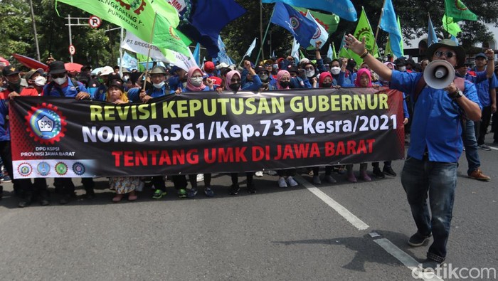 Massa buruh kembali melakukan aksi unjuk rasa di Gedung Sate. Rencananya, aksi ini akan digelar selama 3 hari ke depan mulai 28 sampai 30 Desember 2021.