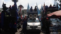 Aksi tersebut dilakukan agar Gubernur Jabar Ridwan Kamil merevisi Surat Keputusan (SK) soal penetapan UMK sesuai PP Nomor 36 Tahun 2021 tentang pengupahan. Sebab penetapan UMK KBB pada tahun 2022 tetap sebesar Rp 3.248.283,28 atau tidak mengalami kenaikan sama sekali.