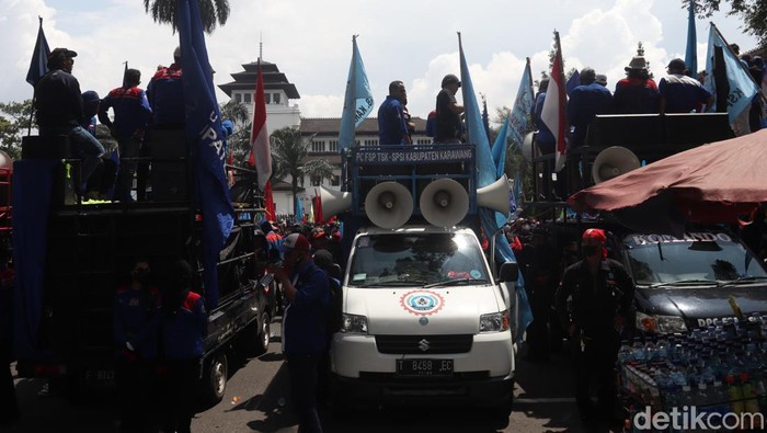 Massa buruh kembali melakukan aksi unjuk rasa di Gedung Sate. Rencananya, aksi ini akan digelar selama 3 hari ke depan mulai 28 sampai 30 Desember 2021.