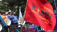 Buruh mendesak Gubernur Jabar agar merevisi UMK seperti DKI Jakarta.