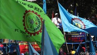 Massa aksi juga membawa sejumlah atribut seperti poster hingga bendera.