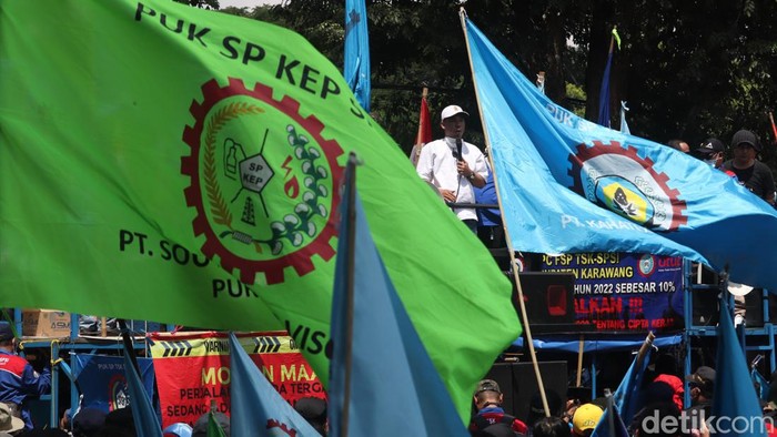 Massa buruh kembali melakukan aksi unjuk rasa di Gedung Sate. Rencananya, aksi ini akan digelar selama 3 hari ke depan mulai 28 sampai 30 Desember 2021.