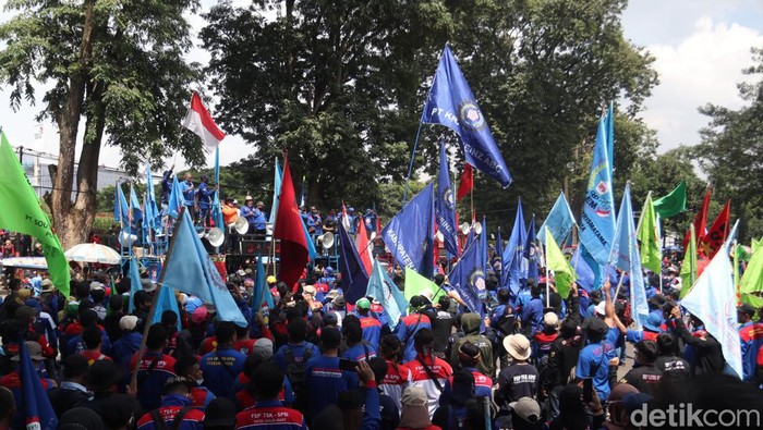 Massa buruh kembali melakukan aksi unjuk rasa di Gedung Sate. Rencananya, aksi ini akan digelar selama 3 hari ke depan mulai 28 sampai 30 Desember 2021.