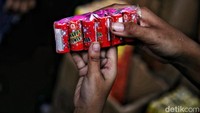 Bahkan jam operasional kafe dan tempat hiburan pun dibatasi hanya sampai pukul 22.00 WIB saat malam pergantian tahun.