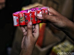 Satpol PP DKI Ingatkan Warga Tak Boleh Nyalakan Petasan Rayakan Tahun Baru
