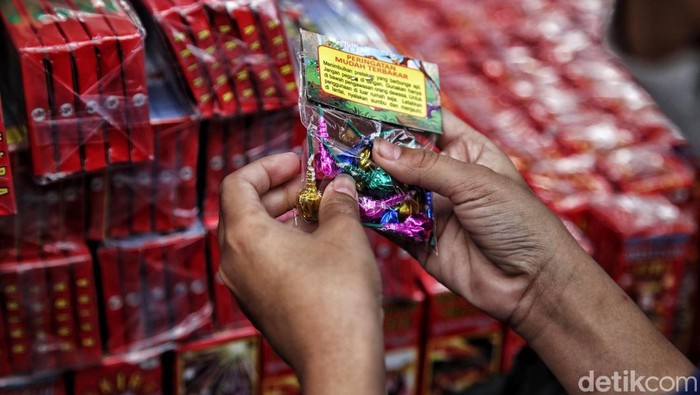 Sejumlah pedagang berjualan petasan dan kembang api di kawasan Pasar Asemka, Jakarta Barat, Selasa (28/12).