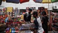 Menurut pedagang, saat ini penjualan kembang api belum begitu ramai.