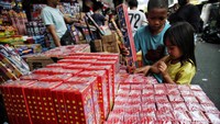 Biasanya sebelum pandemi, penjualan petasan bisa mencapai 100 persen. Karena sebelum pandemi, tidak ada larangan untuk merayakan tahun baru.
