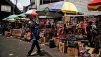Para pedagang menjajakan petasan dan kembang api berbagai ukuran.