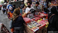 Warga mulai terlihat menyerbu kembang api untuk merayakan tahun baru mendatang.