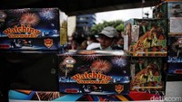 Pedagang musiman ini biasanya berjualan hanya menjelang tahun baru.