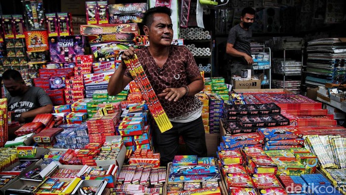 Sejumlah pedagang berjualan petasan dan kembang api di kawasan Pasar Asemka, Jakarta Barat, Selasa (28/12).