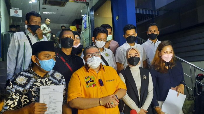 Gus Rofii (kiri) melaporkan Doddy Sudrajat ke Polda Metro Jaya, Selasa (28/12/2021).
