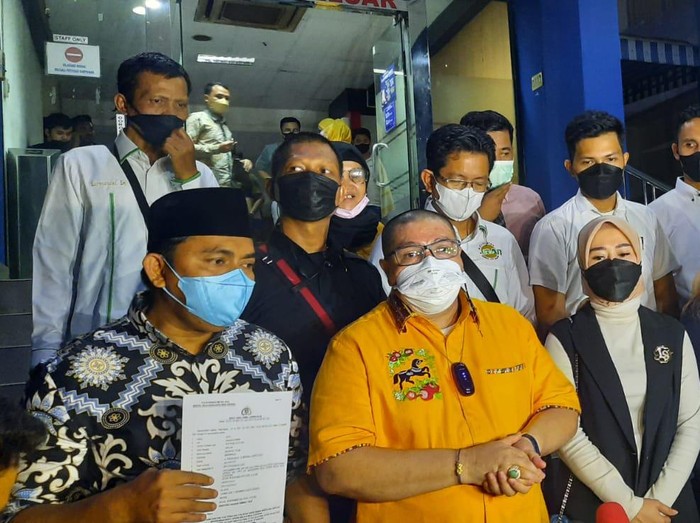 Gus Rofii (kiri) melaporkan Doddy Sudrajat ke Polda Metro Jaya, Selasa (28/12/2021).