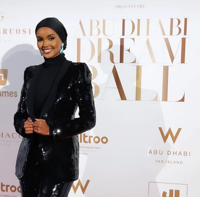 Halima Aden juga merupakan satu-satunya wanita berhijab yang berjalan di catwalk Milan Fashion Week (MFW) pada 2017. Dan berhasil menyita perhatian kaum Muslim di seluruh dunia. Pada malam pertama MFW, ia digaet ole brand fashion Alberta Feretti yang mengangkat keragaman untuk mematahkan aturan dan mengubah pola pikir orang modern. Foto: Dok. Instagram @halima