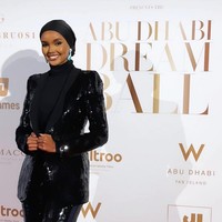 Halima Aden juga merupakan satu-satunya wanita berhijab yang berjalan di catwalk Milan Fashion Week (MFW) pada 2017. Dan berhasil menyita perhatian kaum Muslim di seluruh dunia. Pada malam pertama MFW, ia digaet ole brand fashion Alberta Feretti yang mengangkat keragaman untuk mematahkan aturan dan mengubah pola pikir orang modern. Foto: Dok. Instagram @halima