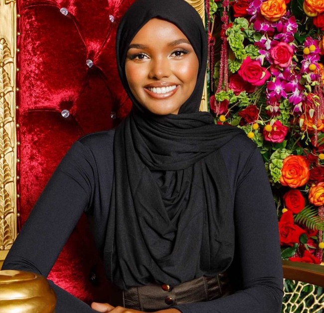 Wanita kelahiran 19 September 1997 itu mulai mencetak sejarah dan terjun ke dunia modeling pada 2016. Pada saat itu, Halima adalah kontestan berhijab pertama yang tampil di ajang kecantikan Miss Minnesota USA.  Foto: Dok. Instagram @halima