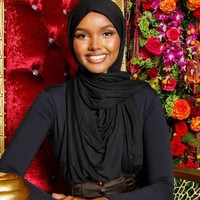 Wanita kelahiran 19 September 1997 itu mulai mencetak sejarah dan terjun ke dunia modeling pada 2016. Pada saat itu, Halima adalah kontestan berhijab pertama yang tampil di ajang kecantikan Miss Minnesota USA.  Foto: Dok. Instagram @halima