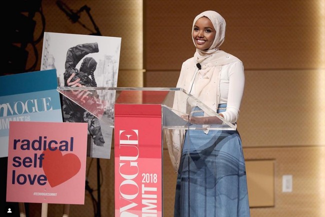 Halima Aden sempat vakum di industri fashion yang sudah membesarkan namanya. Namun pada akhir 2021, dia sudah kembali muncul dan aktif kembali. Ia juga disibukkan dengan menjadi pembicara dan bintang tamu diberbagai acara ternama.  Foto: Dok. Instagram @halima