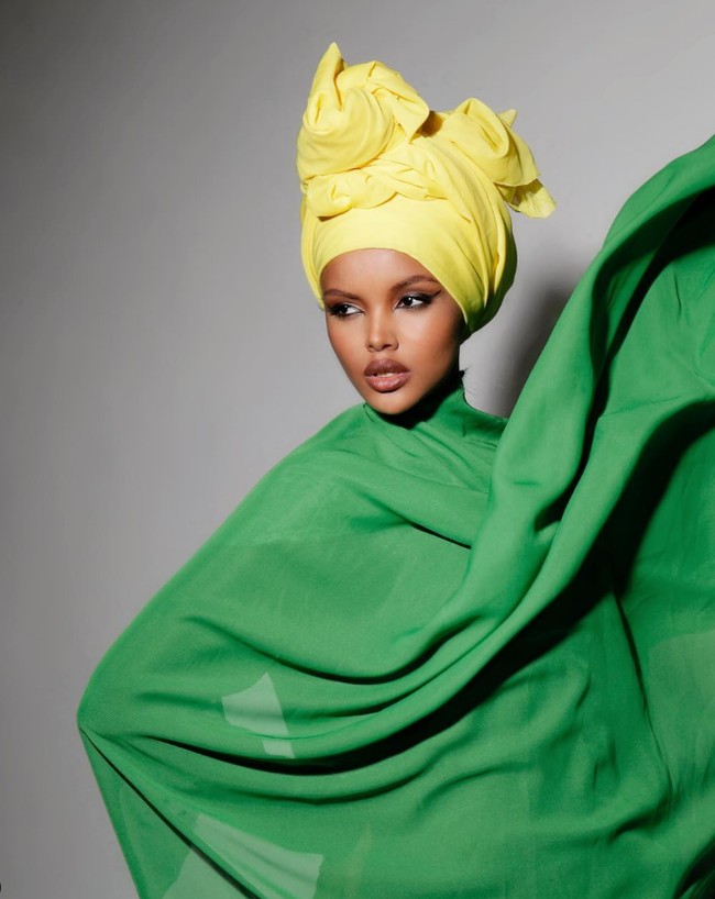 TC Candler dan The Independent Critics telah merilis daftar The 100 Most Beautiful Faces sejak 1990. Dalam penjelasannya, TC Candler mengatakan, daftar wanita tercantik di dunia ini bukanlah kontes popularitas. Pada 2021 ini, ada lebih dari 130 ribu selebriti yang dinominasikan, termasuk Halima Aden, dalam daftar The 100 Most Beautiful Faces of 2021. Para selebriti itu berasal dari 45 negara. Foto: Dok. Instagram @halima