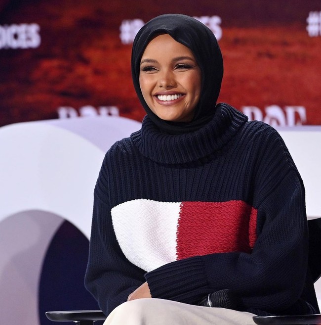 Ini adalah tahun kedua Halima Aden masuk dalam daftar The 100 Most Beautiful Faces yang dirilis TC Candler. Model kewarganegaraan Somalia-Amerika Serikat ini menjadi wanita pertama yang mengenakan hijab di kontes Miss Minnesota. Foto: Dok. Instagram @halima