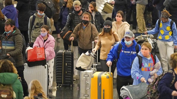 Wisatawan melewati Bandara Internasional Salt Lake City Senin, 27 Desember 2021, di Salt Lake City. (Foto AP/Rick Bowmer)