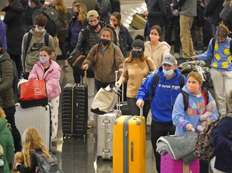Ribuan Penerbangan Liburan Akhir Tahun Batal Gara-gara Omicron!