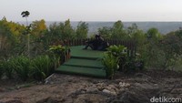 Selanjutnya ada spot taman bunga. Berada di ketinggian, traveler bisa berfoto dengan latar pemandangan alam yang hijau. (Tasya Khairally/detikcom)