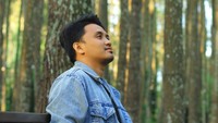 Hutan Pinus Mangunan berlokasi di Sukorame, Dlingo, Bantul. Traveler bisa berfoto dengan latar pepohonan yang menjulang tinggi. (Istimewa)