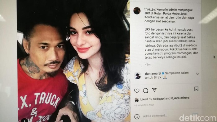 I Gede Aryastina alias Jerinx SID dikabarkan dalam kondisi sehat di Rutan Polda Metro Jaya. Dia meminta foto dirinya bersama sang istri diposting. (Repro detikcom)