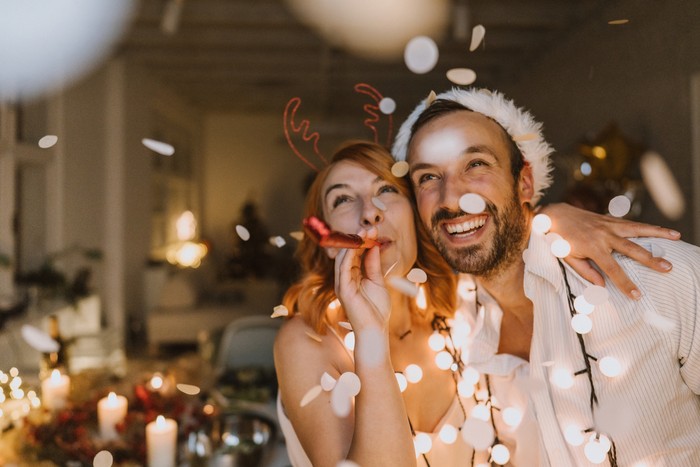 Ilustrasi Dekorasi Tahun Baru Photo of young couple on New Years Eve