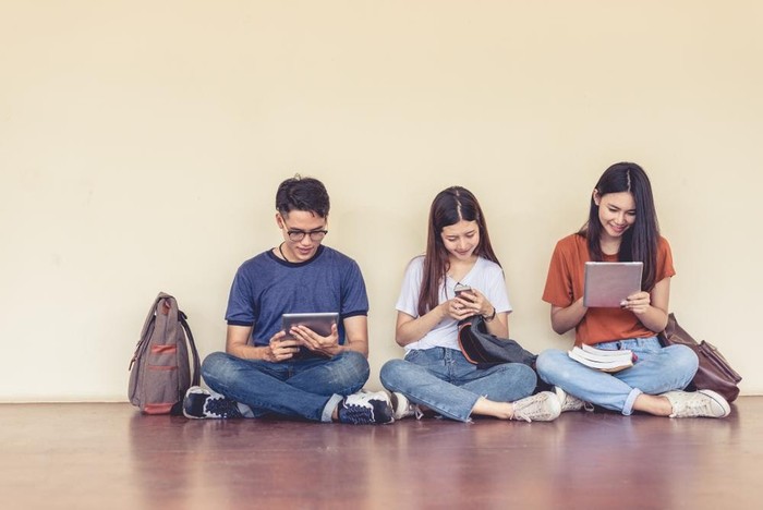 Ilustrasi Pelajar Bermain Gadget
