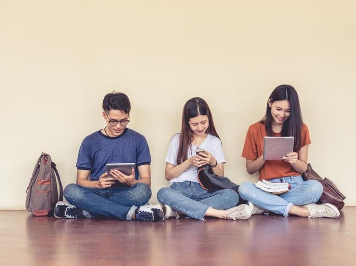 Ilustrasi Pelajar Bermain Gadget