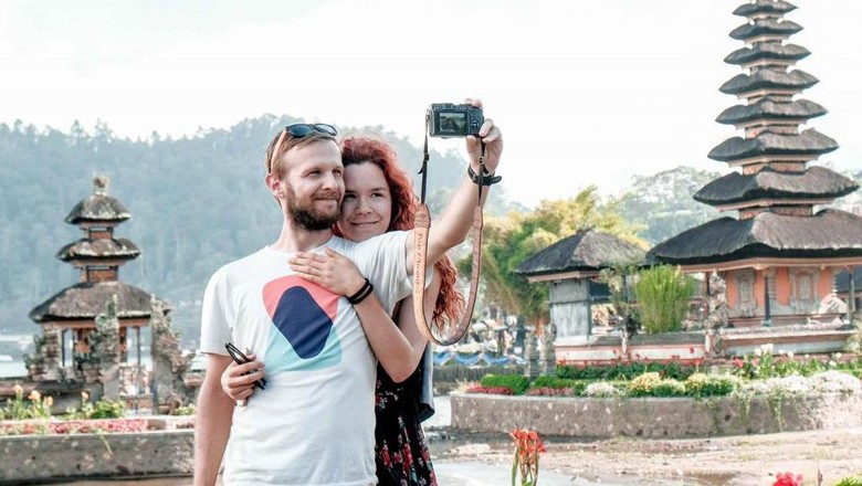 Ilustrasi turis asing di Bali Ilustrasi turis asing di Bali