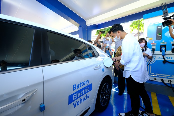 Wali Kota Solo Gibran Rakabuming menghadiri Peresmian Stasiun Pengisian Kendaraan Listrik Umum sekaligus menjajal mobil listrik.