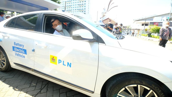 Intip Gaya Anak Jokowi Jajal Mobil Listrik Wali Kota Solo Gibran Rakabuming menghadiri Peresmian Stasiun Pengisian Kendaraan Listrik Umum sekaligus menjajal mobil listrik.
