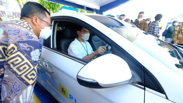 Wali Kota Solo Gibran Rakabuming menghadiri Peresmian Stasiun Pengisian Kendaraan Listrik Umum sekaligus menjajal mobil listrik.