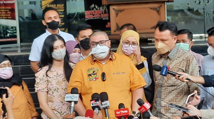 Istri dan pengacara Richard Lee membesuk ke Polda Metro Jaya