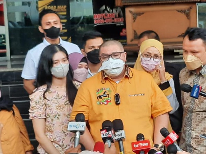 Istri dan pengacara Richard Lee membesuk ke Polda Metro Jaya