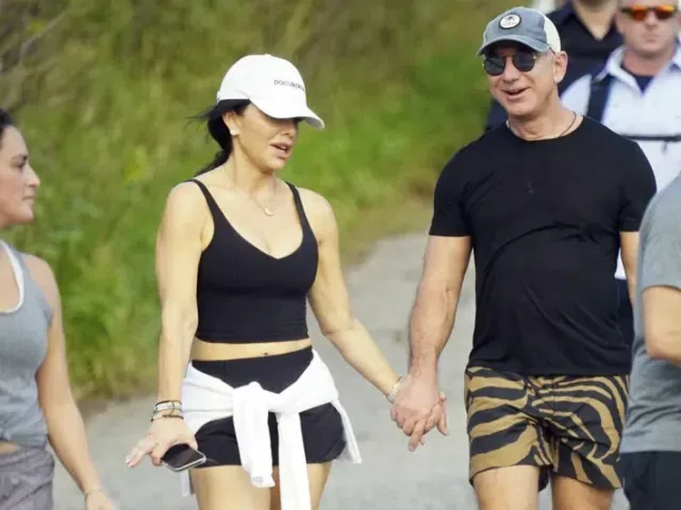 Jeff Bezos dan Lauren Sanchez liburan