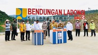 Foto: Biro Pers SetpresJokowi menandatangani prasasti peresmian Bendungan Ladong di Sulawesi Utara ditemani Menteri PUPR, Menteri Investasi/BKPM dan Sekretaris Kabinet.