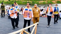 Foto: Biro Pers SetpresJokowi dan para menteri tampak berkeliling bendungan dengan perahu naga selama 15 menit. Perahu naga Selanjutnya, Jokowi menuju ke sebuah dermaga terapung.
