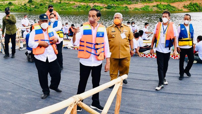 Jokowi & para menteri menuju jembata terapung