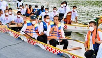 Foto: Biro Pers SetpresPresiden Joko Widodo (Jokowi) meresmikan Bendungan Ladongi di Kabupaten Kolaka timur, Sulawesi Utara di atas perahu naga.