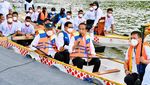 Momen Jokowi Bareng Para Menteri Dayung Perahu Naga di Bendungan