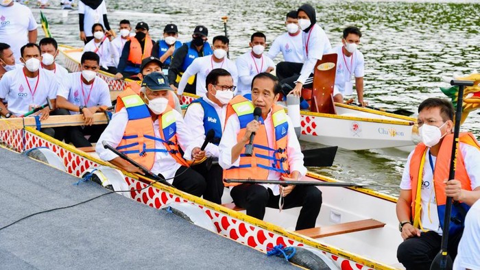 Jokowi resmika bendungan sambil naik perahu naga.