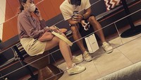 Momen kebersamaan pasangan ini sering diunggah di Instagram masing-masing. Saat sedang hangout, seperti momen satu ini. Foto: Instagram @jonatanchristie @shanju
