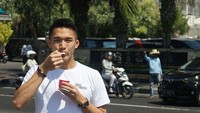 Tak hanya kopi, Jojo juga suka makan es krim. Ini momennya saat menikmati satu cup kecil es krim di pinggir jalan. Foto: Instagram @jonatanchristie @shanju