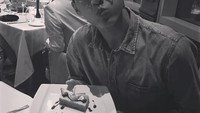 Merayakan ulang tahunnya, beberapa tahun lalu Jojo pergi ke sebuah restoran. Ia pun diberikan surprise kue ulang tahun yang mini. Foto: Instagram @jonatanchristie @shanju